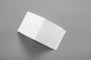 Boş portre mock-up kağıt. gri, değiştirilebilir arka plan izole broşür dergi / beyaz kağıt izole gri üzerine