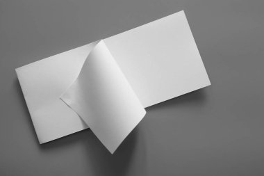 Boş portre mock-up kağıt. gri, değiştirilebilir arka plan izole broşür dergi / beyaz kağıt izole gri üzerine