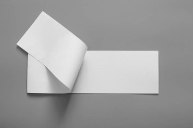 Boş portre mock-up kağıt. gri, değiştirilebilir arka plan izole broşür dergi / beyaz kağıt izole gri üzerine