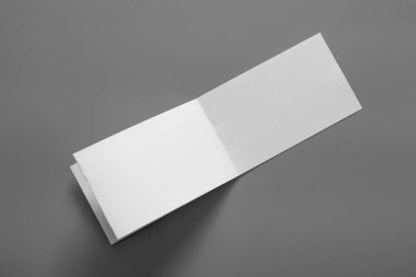 Boş portre mock-up kağıt. gri, değiştirilebilir arka plan izole broşür dergi / beyaz kağıt izole gri üzerine