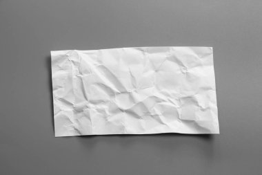 Boş portre mock-up buruşuk Kağıt. gri, değiştirilebilir arka plan izole broşür dergi / beyaz kağıt izole gri üzerine