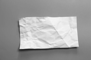 Boş portre mock-up buruşuk Kağıt. gri, değiştirilebilir arka plan izole broşür dergi / beyaz kağıt izole gri üzerine