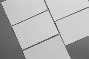 Boş portre mock-up kağıt. gri, değiştirilebilir arka plan izole broşür dergi / beyaz kağıt izole gri üzerine