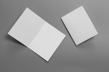 Boş portre mock-up kağıt. gri, değiştirilebilir arka plan izole broşür dergi / beyaz kağıt izole gri üzerine