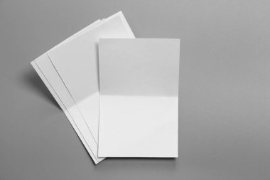 Boş portre mock-up kağıt. gri, değiştirilebilir arka plan izole broşür dergi / beyaz kağıt izole gri üzerine