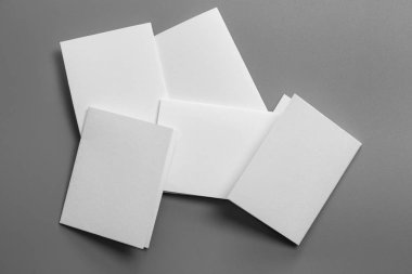 Boş portre mock-up kağıt. gri, değiştirilebilir arka plan izole broşür dergi / beyaz kağıt izole gri üzerine