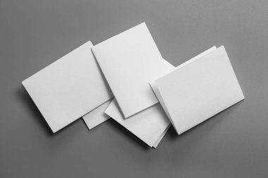 Boş portre mock-up kağıt. gri, değiştirilebilir arka plan izole broşür dergi / beyaz kağıt izole gri üzerine