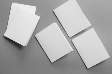 Boş portre mock-up kağıt. gri, değiştirilebilir arka plan izole broşür dergi / beyaz kağıt izole gri üzerine