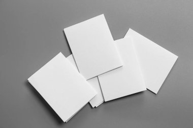 Boş portre mock-up kağıt. gri, değiştirilebilir arka plan izole broşür dergi / beyaz kağıt izole gri üzerine