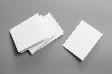 Boş portre mock-up kağıt. gri, değiştirilebilir arka plan izole broşür dergi / beyaz kağıt izole gri üzerine