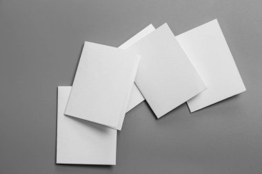 Boş portre mock-up kağıt. gri, değiştirilebilir arka plan izole broşür dergi / beyaz kağıt izole gri üzerine