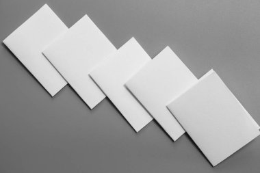 Boş portre mock-up kağıt. gri, değiştirilebilir arka plan izole broşür dergi / beyaz kağıt izole gri üzerine