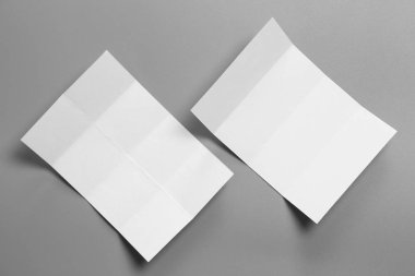 Boş portre mock-up kağıt. gri, değiştirilebilir arka plan izole broşür dergi / beyaz kağıt izole gri üzerine