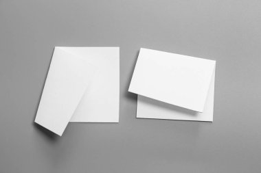 Boş portre mock-up kağıt. gri, değiştirilebilir arka plan izole broşür dergi / beyaz kağıt izole gri üzerine