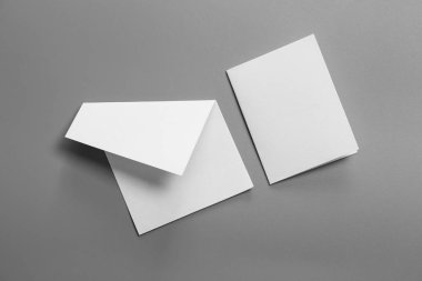 Boş portre mock-up kağıt. gri, değiştirilebilir arka plan izole broşür dergi / beyaz kağıt izole gri üzerine