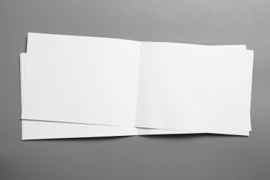 Boş portre mock-up kağıt. gri, değiştirilebilir arka plan izole broşür dergi / beyaz kağıt izole gri üzerine