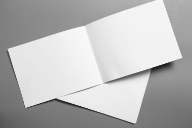 Boş portre mock-up kağıt. gri, değiştirilebilir arka plan izole broşür dergi / beyaz kağıt izole gri üzerine