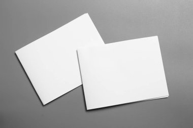 Boş portre mock-up kağıt. gri, değiştirilebilir arka plan izole broşür dergi / beyaz kağıt izole gri üzerine