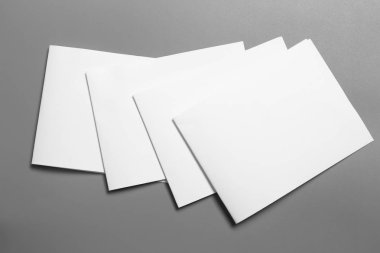 Boş portre mock-up kağıt. gri, değiştirilebilir arka plan izole broşür dergi / beyaz kağıt izole gri üzerine