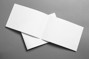 Boş portre mock-up kağıt. gri, değiştirilebilir arka plan izole broşür dergi / beyaz kağıt izole gri üzerine
