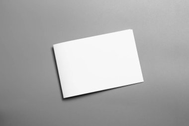Boş portre mock-up kağıt. gri, değiştirilebilir arka plan izole broşür dergi / beyaz kağıt izole gri üzerine