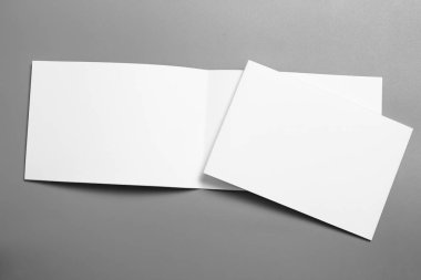 Boş portre mock-up kağıt. gri, değiştirilebilir arka plan izole broşür dergi / beyaz kağıt izole gri üzerine