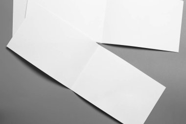 Boş portre mock-up kağıt. gri, değiştirilebilir arka plan izole broşür dergi / beyaz kağıt izole gri üzerine