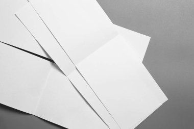 Boş portre mock-up kağıt. gri, değiştirilebilir arka plan izole broşür dergi / beyaz kağıt izole gri üzerine