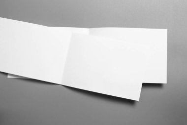 Boş portre mock-up kağıt. gri, değiştirilebilir arka plan izole broşür dergi / beyaz kağıt izole gri üzerine