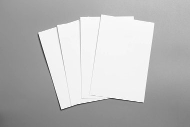 Boş portre mock-up kağıt. gri, değiştirilebilir arka plan izole broşür dergi / beyaz kağıt izole gri üzerine