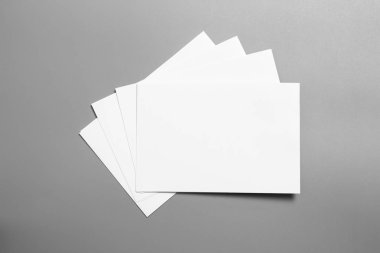 Boş portre mock-up kağıt. gri, değiştirilebilir arka plan izole broşür dergi / beyaz kağıt izole gri üzerine