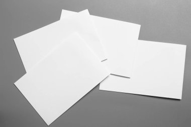 Boş portre mock-up kağıt. gri, değiştirilebilir arka plan izole broşür dergi / beyaz kağıt izole gri üzerine