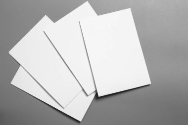 Boş portre mock-up kağıt. gri, değiştirilebilir arka plan izole broşür dergi / beyaz kağıt izole gri üzerine