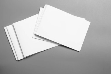 Boş portre mock-up kağıt. gri, değiştirilebilir arka plan izole broşür dergi / beyaz kağıt izole gri üzerine