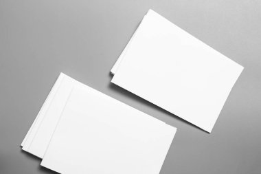 Boş portre mock-up kağıt. gri, değiştirilebilir arka plan izole broşür dergi / beyaz kağıt izole gri üzerine