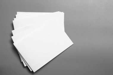 Boş portre mock-up kağıt. gri, değiştirilebilir arka plan izole broşür dergi / beyaz kağıt izole gri üzerine