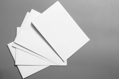 Boş portre mock-up kağıt. gri, değiştirilebilir arka plan izole broşür dergi / beyaz kağıt izole gri üzerine
