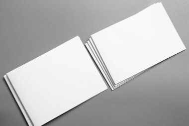Boş portre mock-up kağıt. gri, değiştirilebilir arka plan izole broşür dergi / beyaz kağıt izole gri üzerine