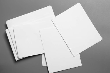 Boş portre mock-up kağıt. gri, değiştirilebilir arka plan izole broşür dergi / beyaz kağıt izole gri üzerine