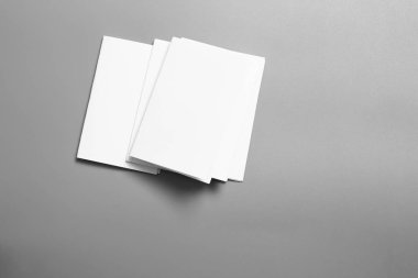 Boş portre mock-up kağıt. gri, değiştirilebilir arka plan izole broşür dergi / beyaz kağıt izole gri üzerine
