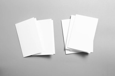Boş portre mock-up kağıt. gri, değiştirilebilir arka plan izole broşür dergi / beyaz kağıt izole gri üzerine