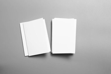 Boş portre mock-up kağıt. gri, değiştirilebilir arka plan izole broşür dergi / beyaz kağıt izole gri üzerine