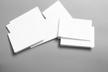 Boş portre mock-up kağıt. gri, değiştirilebilir arka plan izole broşür dergi / beyaz kağıt izole gri üzerine