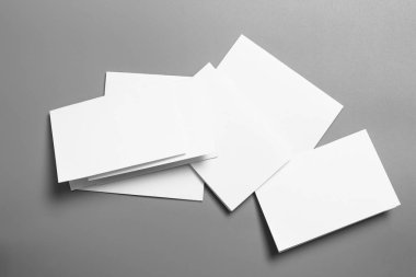 Boş portre mock-up kağıt. gri, değiştirilebilir arka plan izole broşür dergi / beyaz kağıt izole gri üzerine