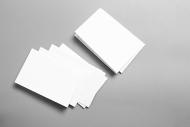 Boş portre mock-up kağıt. gri, değiştirilebilir arka plan izole broşür dergi / beyaz kağıt izole gri üzerine