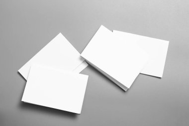 Boş portre mock-up kağıt. gri, değiştirilebilir arka plan izole broşür dergi / beyaz kağıt izole gri üzerine