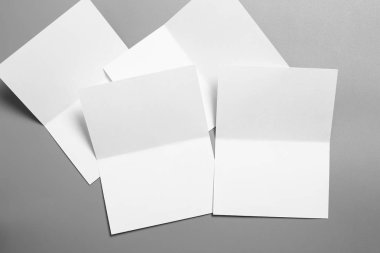 Boş portre mock-up kağıt. gri, değiştirilebilir arka plan izole broşür dergi / beyaz kağıt izole gri üzerine