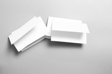 Boş portre mock-up kağıt. gri, değiştirilebilir arka plan izole broşür dergi / beyaz kağıt izole gri üzerine