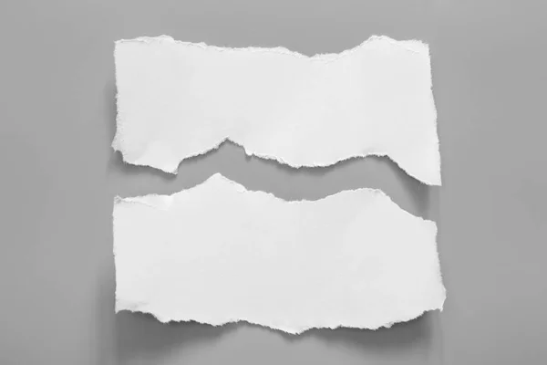 Wit Gescheurd Papier Grijze Achtergrond Inzamelpapier Rip — Stockfoto