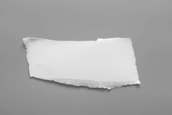 灰色の背景に白い破れた紙 回収紙リップ — ストック写真